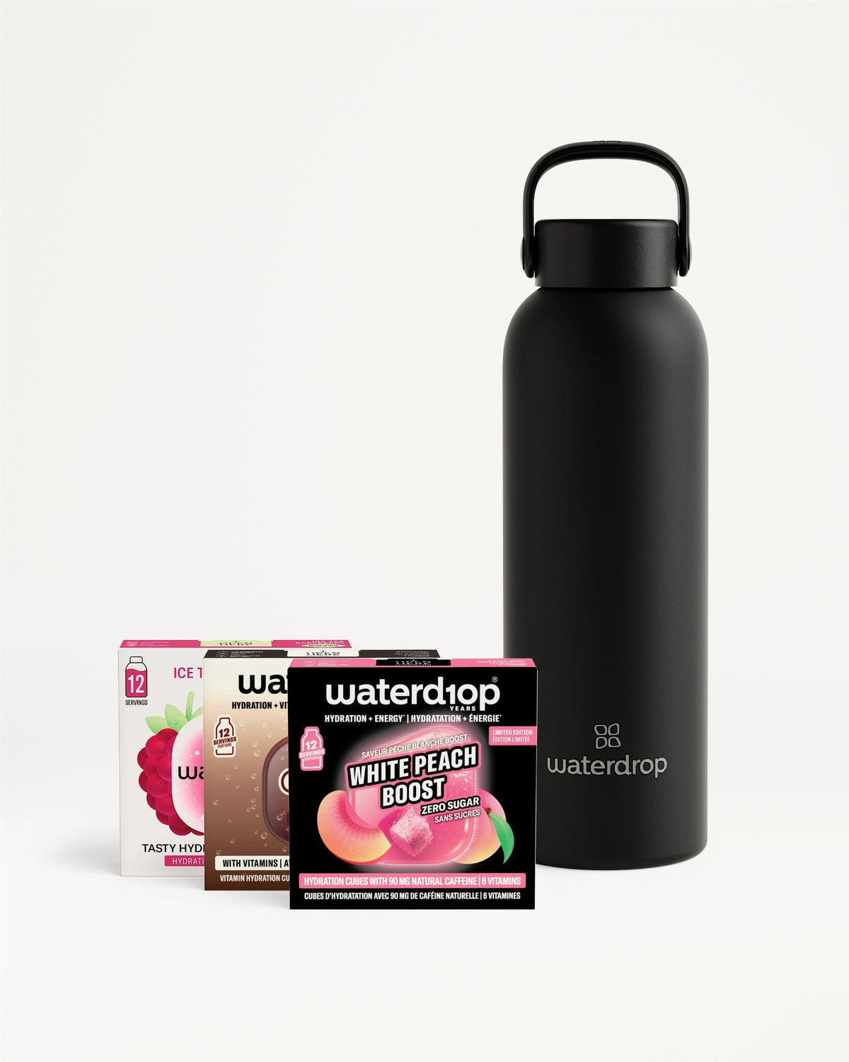 Botella de agua negra mate con asa junto a sobres de sabores Waterdrop variados.