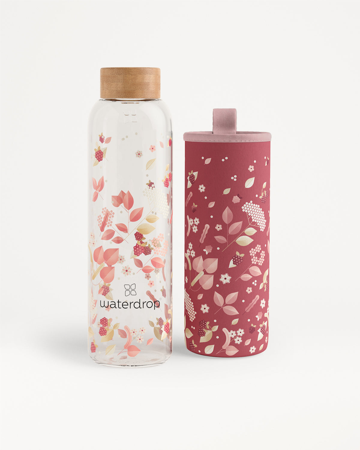 Dos botellas de agua con estampado floral, una transparente con tapa de madera y otra rosa con tapa a juego.