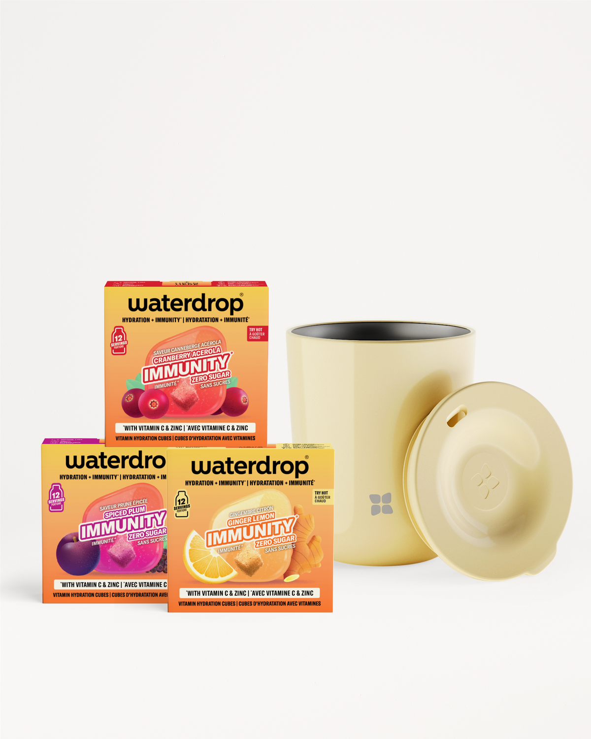Tres cajas de mezclas de vitaminas y una taza beige con tapa sobre fondo blanco.