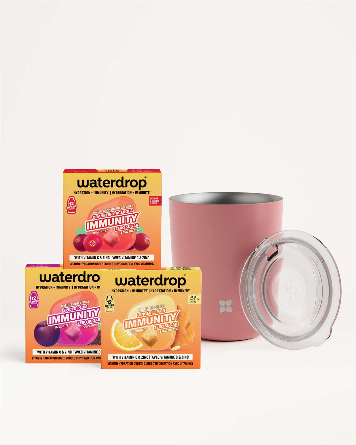 Conjunto de sobres de bebida para la inmunidad junto a una taza aislante rosa con tapa transparente.