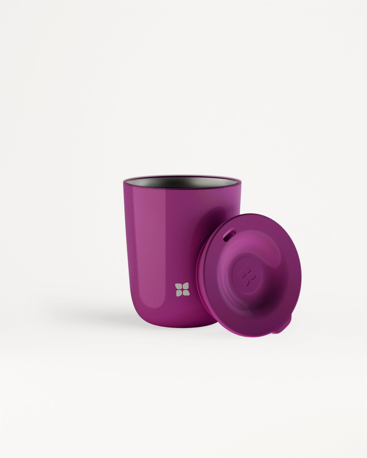 Taza morada con tapa a juego, sobre fondo blanco.
