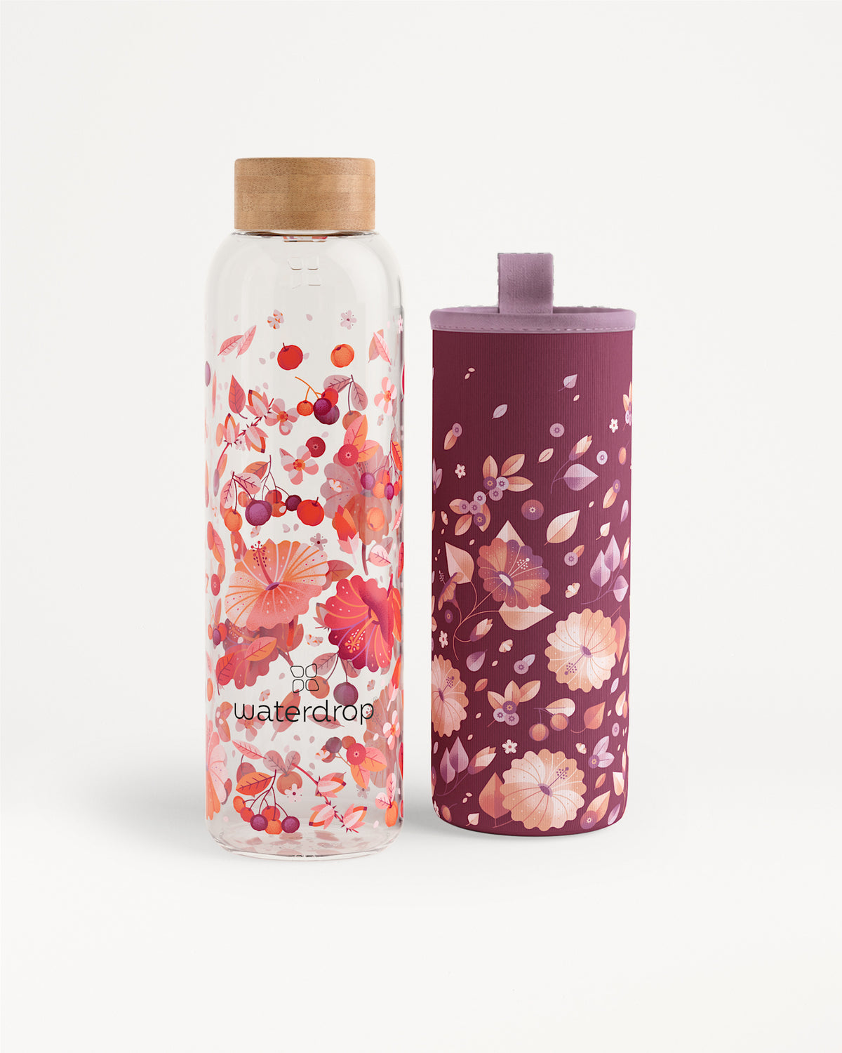 Dos botellas de agua con patrón floral, una transparente con tapa de madera y otra morada con funda floral.