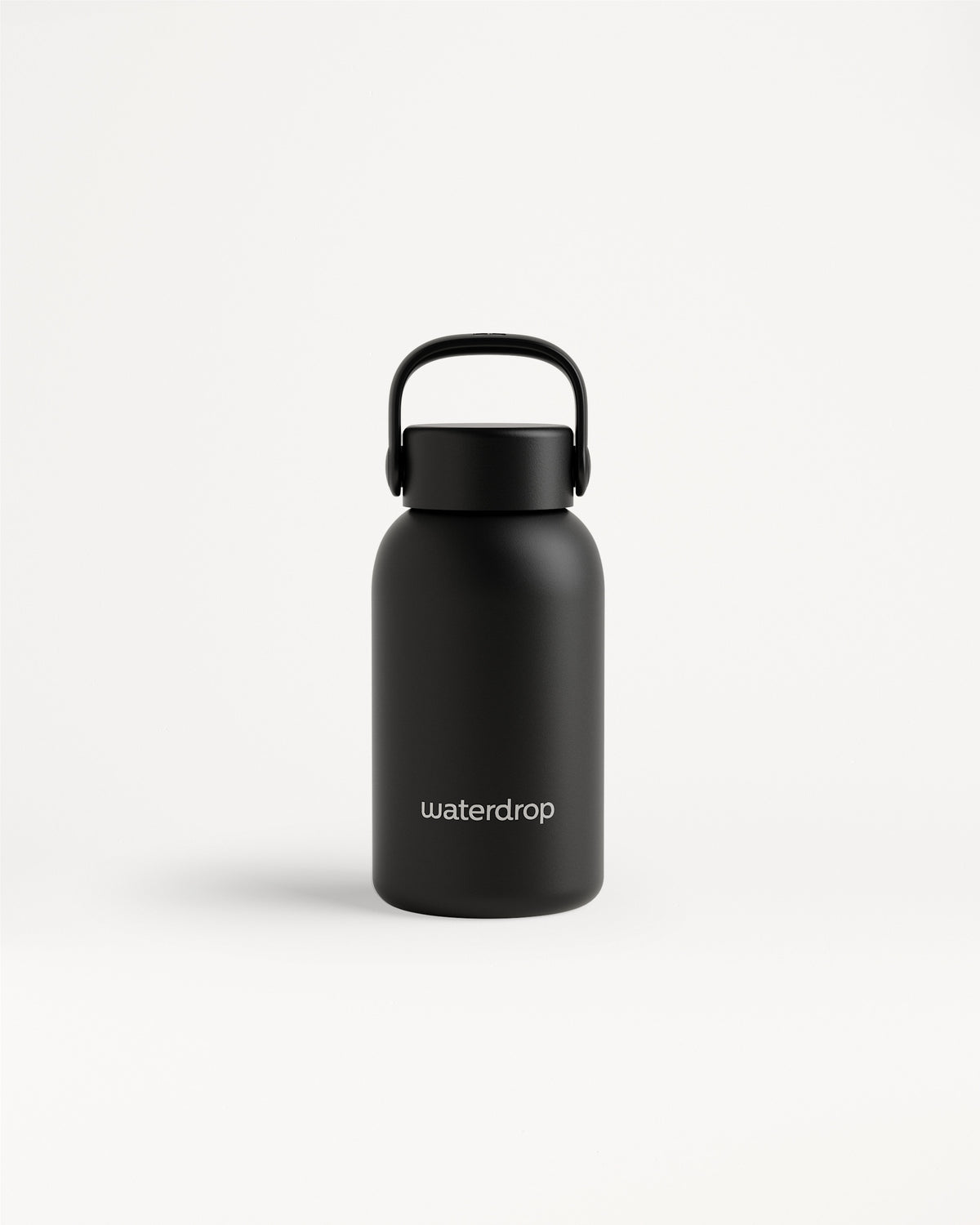 Botella negra aislante con asa curva y acabado mate sobre fondo claro.