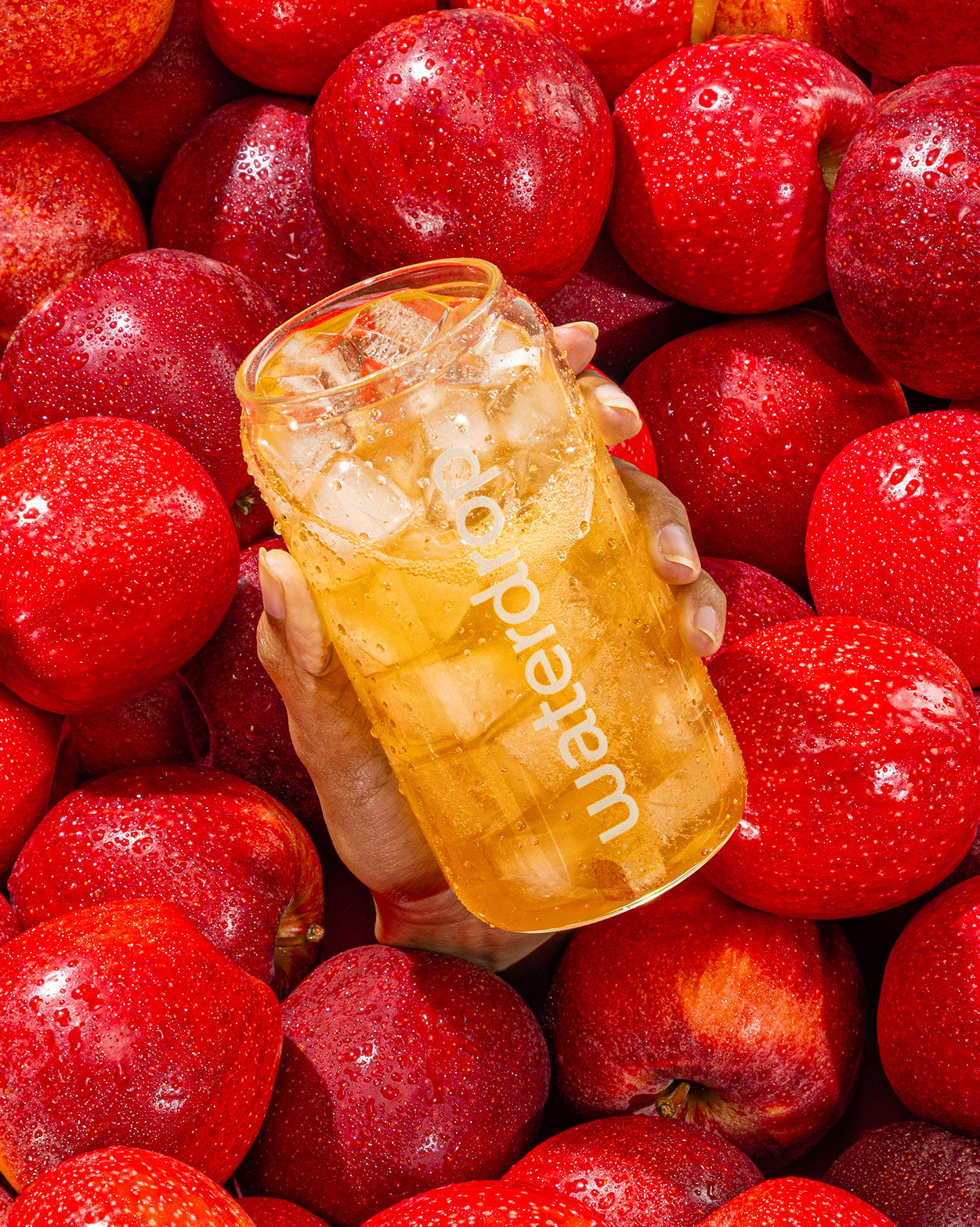 Apple Sparkle Set in waterdrop® glass with ice.