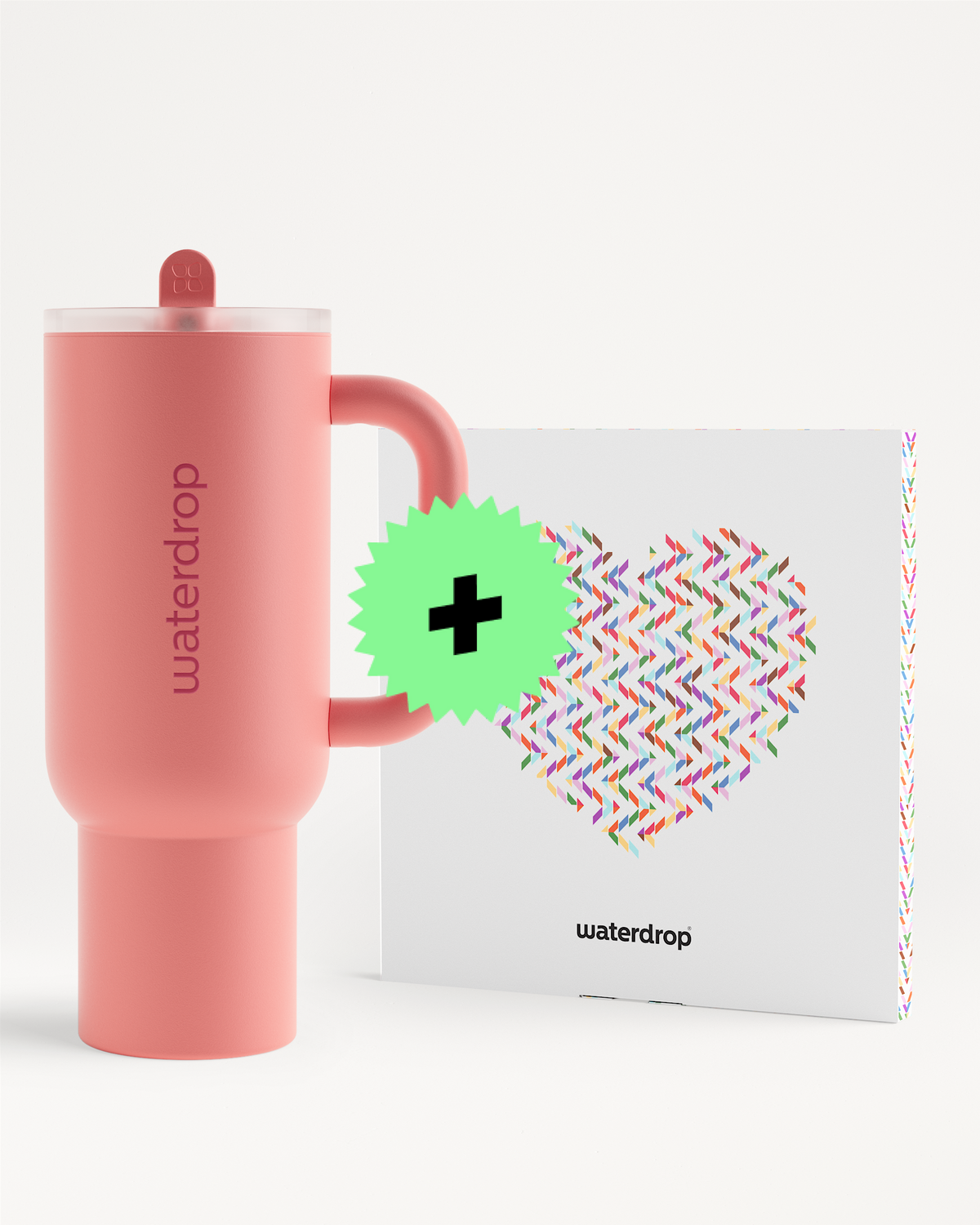 Botella de agua rosa aislante junto a una caja blanca con patrón zigzag multicolor.