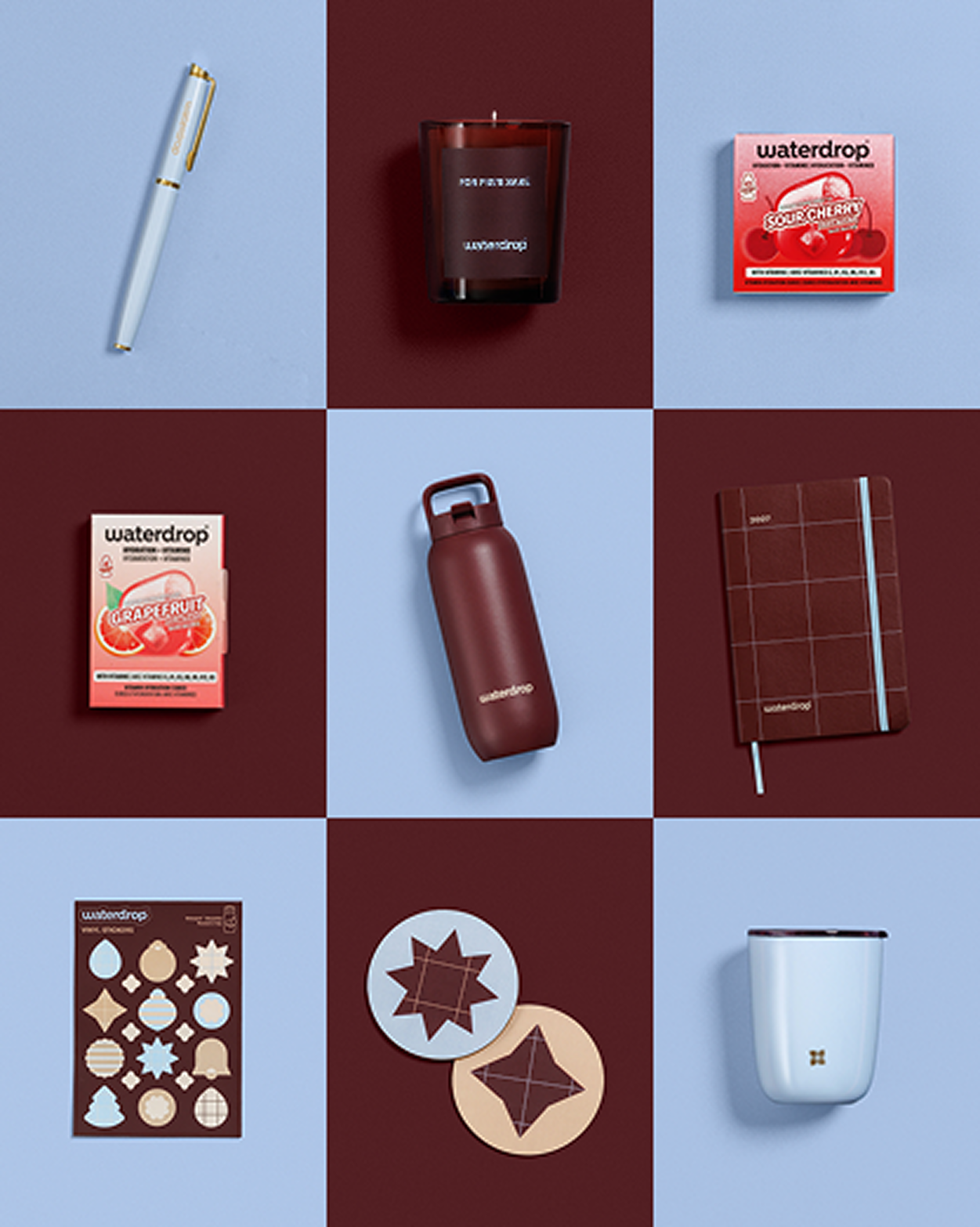 Malla de nueve elementos con productos de estilo de vida: bolígrafo, botella burdeos, cajas rojas, cuaderno a cuadros, cortadores de galletas, formas circulares con estrellas y una taza azul clara.