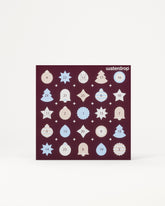 Calendario de Adviento con 24 puertas numeradas en un cuadrado morado oscuro sobre un fondo claro.