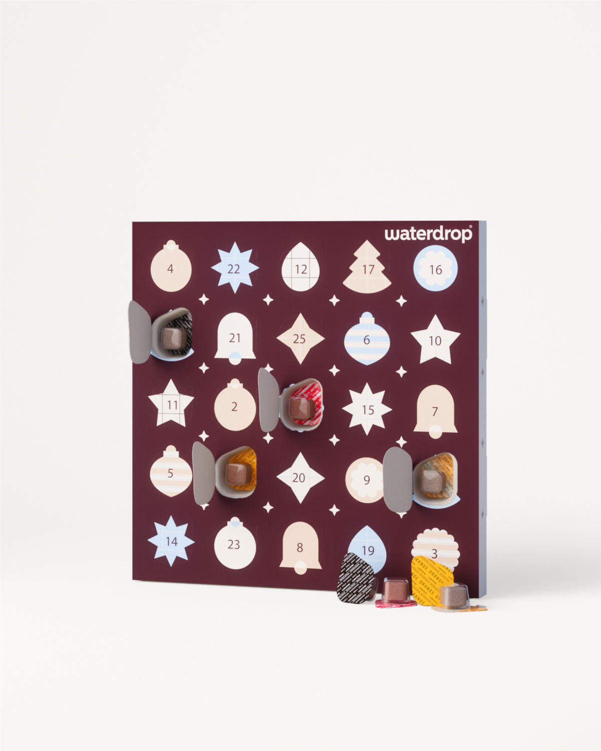 Calendario de Adviento con puertas numeradas y chocolates variados.
