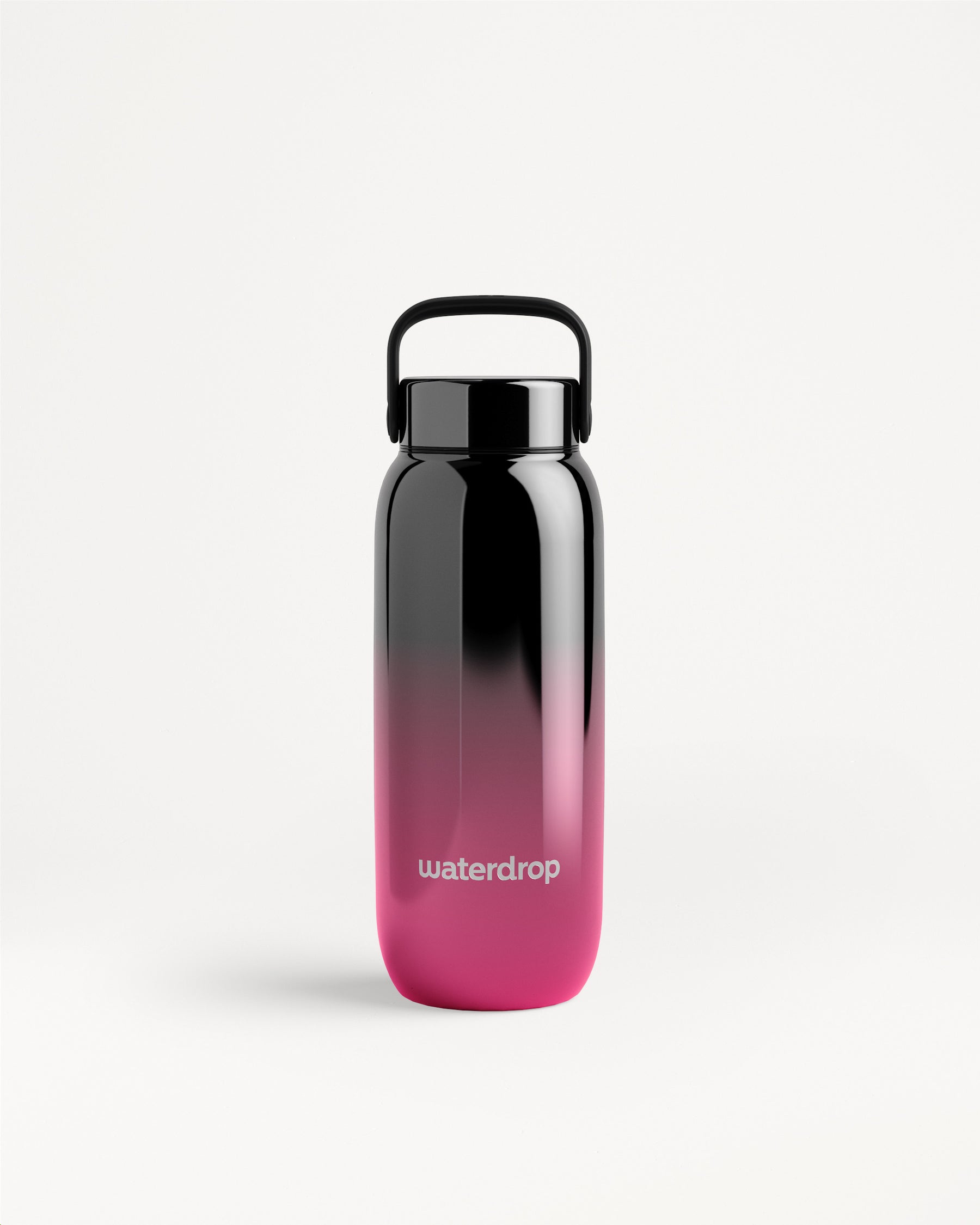 Botella de agua con degradado de negro a rosa, tapa negra y asa.