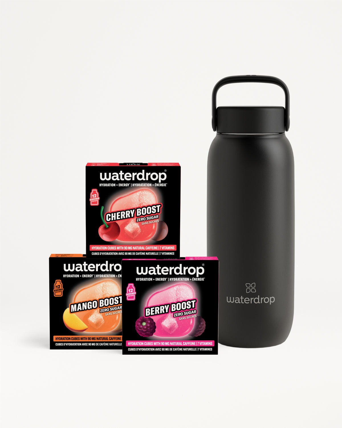 Botella reutilizable de color gris oscuro con asa, junto a tres cajas de potenciadores de sabor.