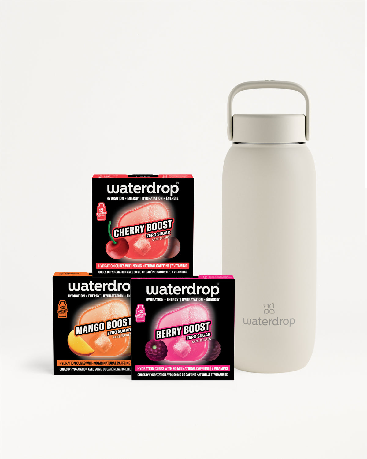 Tres sobres Boost de sabor junto a una botella reutilizable gris claro.