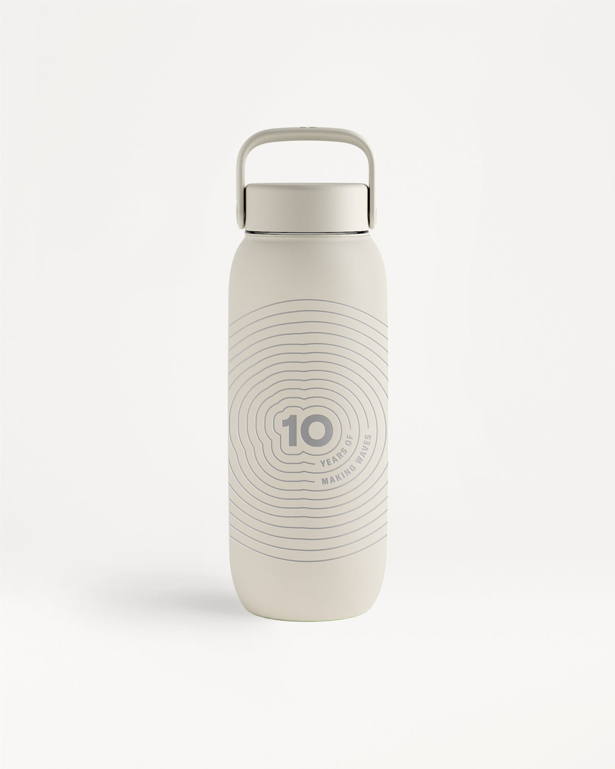 Botella reutilizable beige con tapón de metal y diseño de círculos concéntricos.
