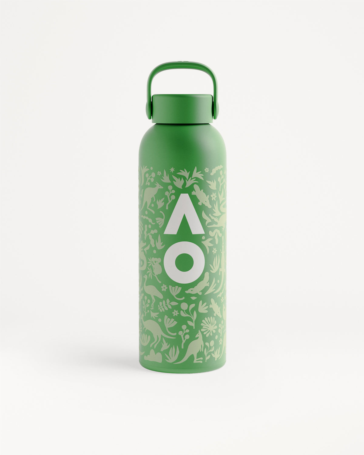 Botella de agua verde de metal con asa y diseño vegetal.