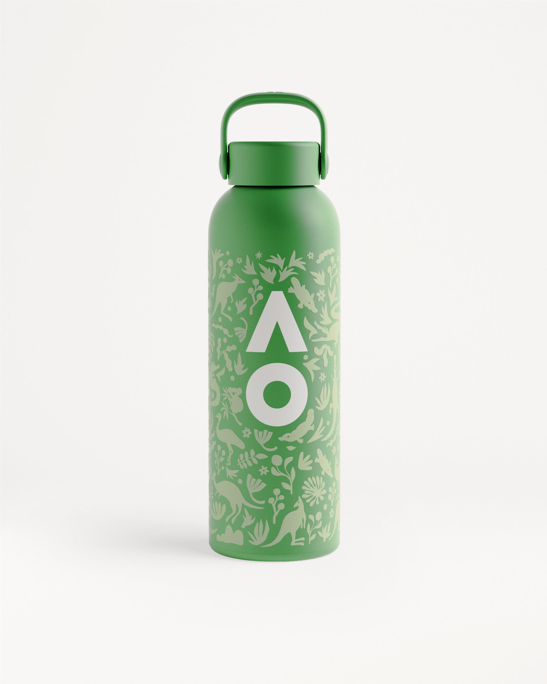 Botella de agua verde de metal con asa y diseño vegetal.