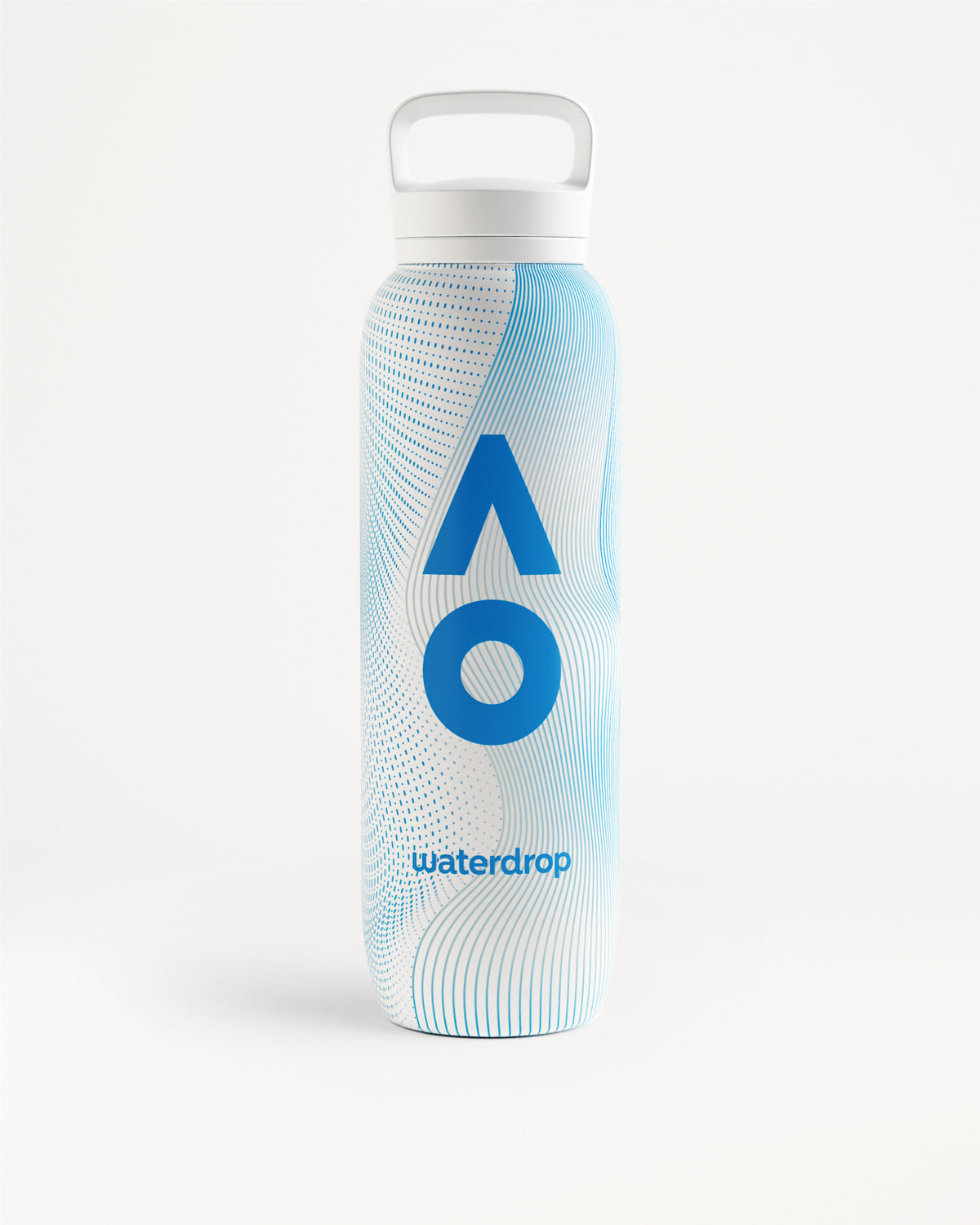 Botella de agua alta en blanco y azul claro con tapón abatible blanco y asa, con un logotipo azul geométrico y un patrón ondulado.