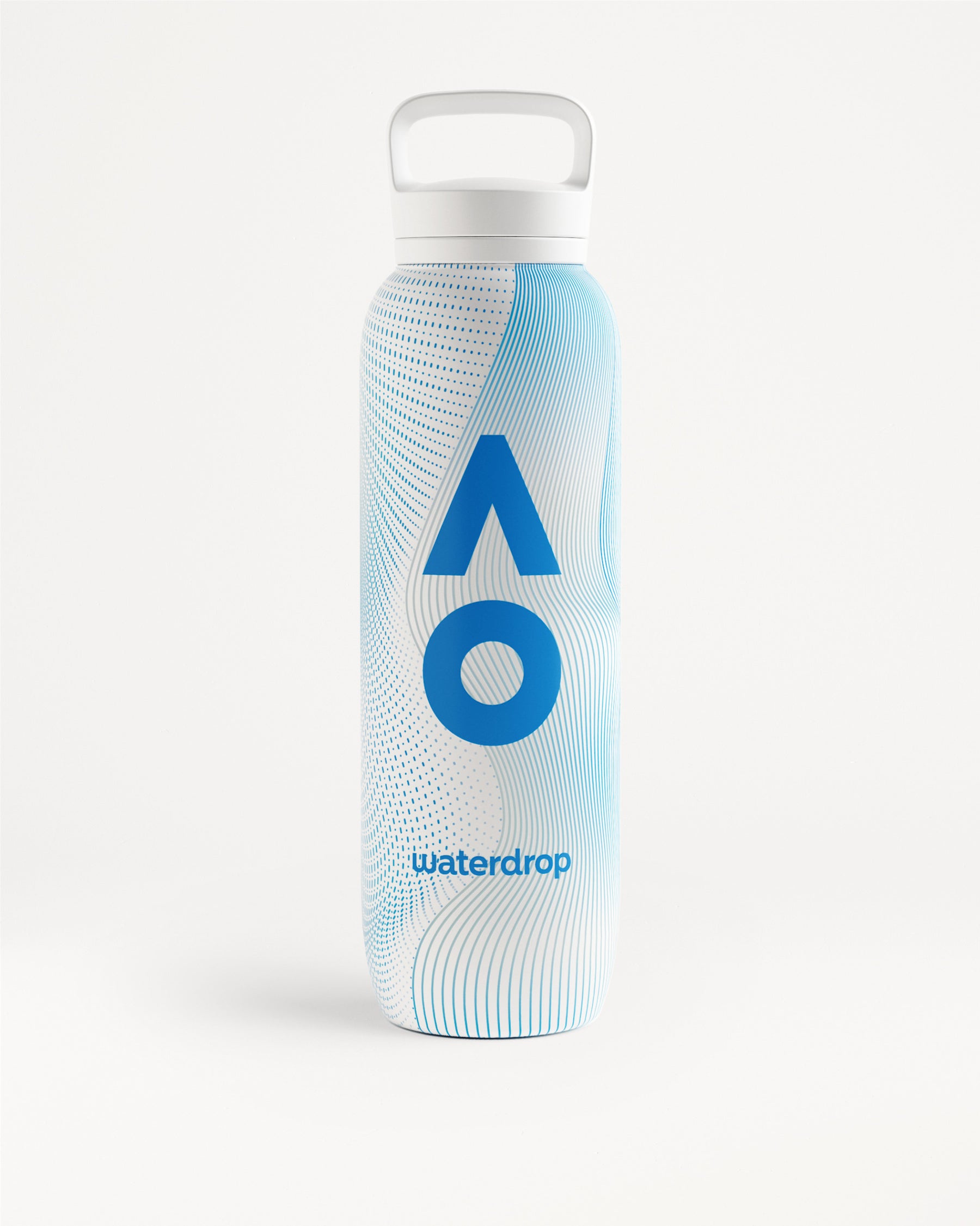 Botella de agua alta en blanco y azul claro con tapón abatible blanco y asa, con un logotipo azul geométrico y un patrón ondulado.