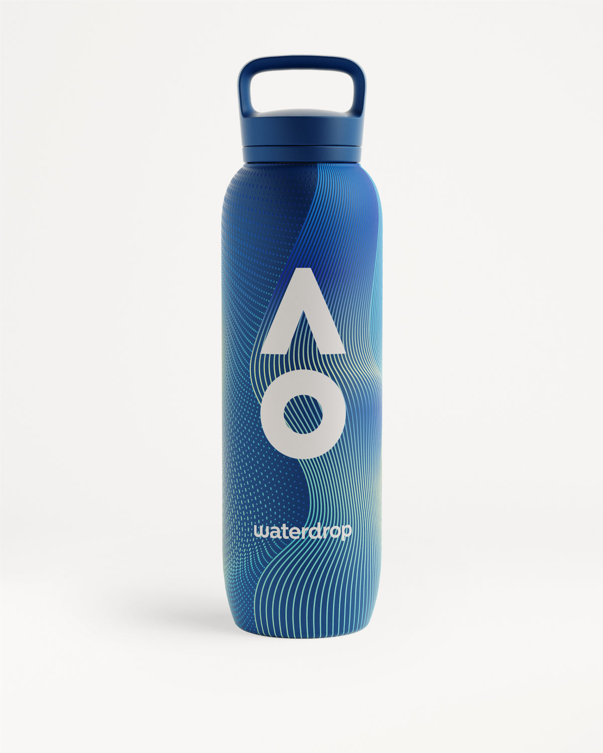 Botella de agua azul con tapa con asa y logotipo AO blanco.