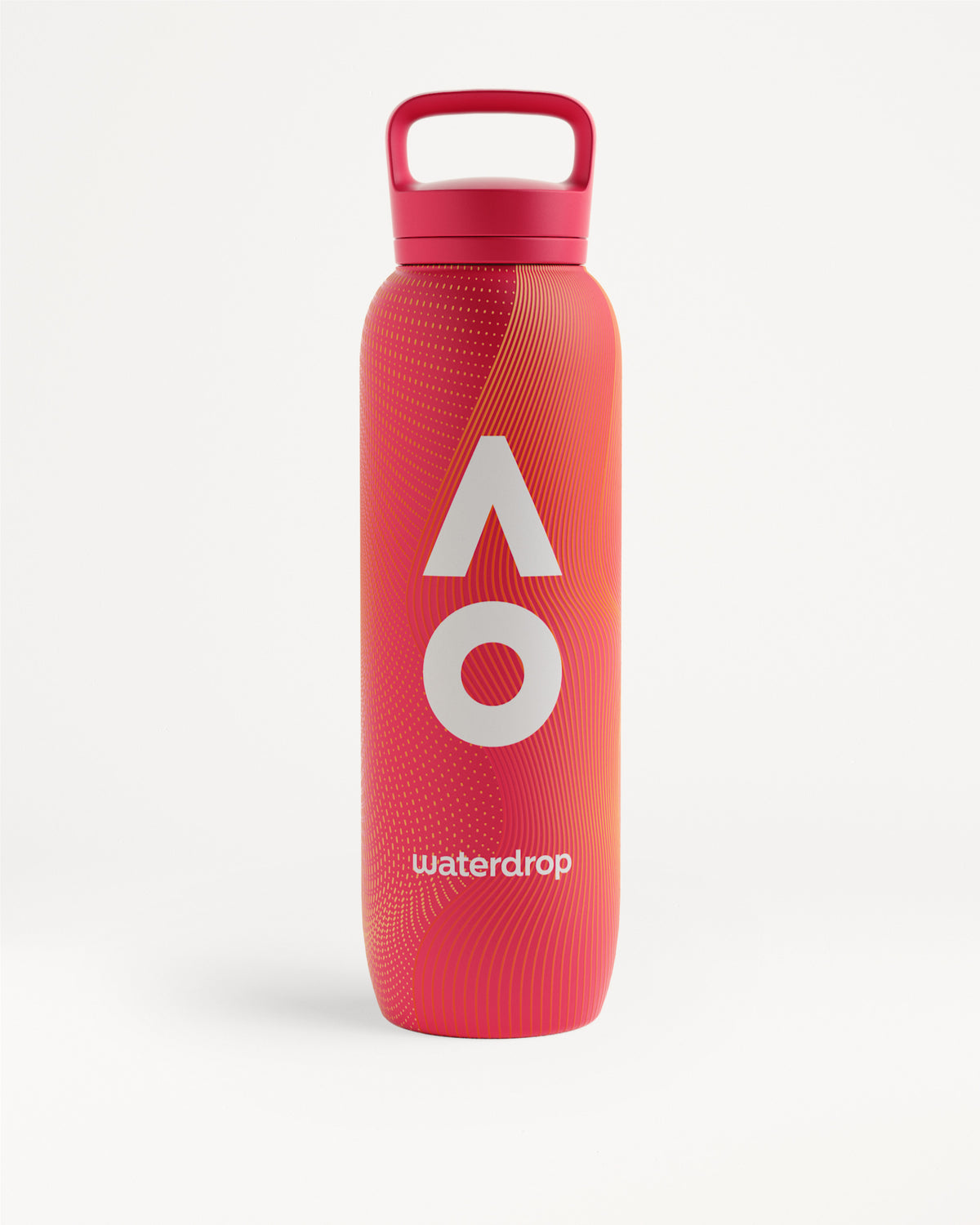 Botella deportiva de plástico rosa a rojo con tapa roscada y asa integrada.