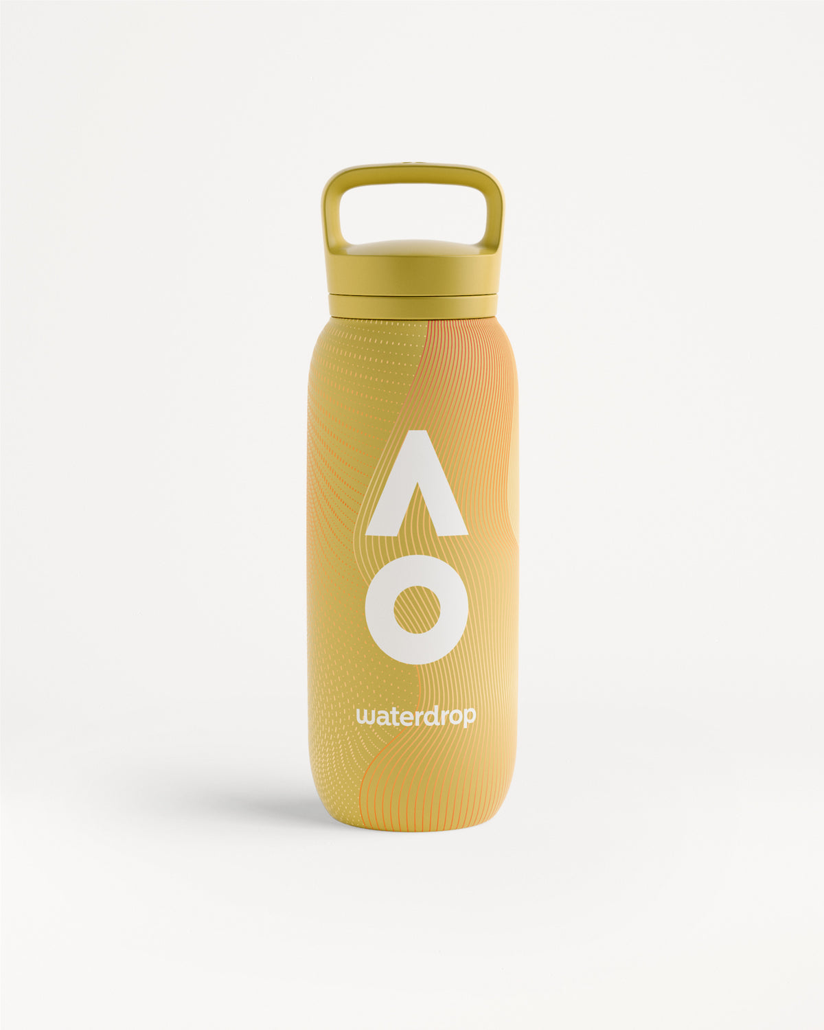 Botella de agua reutilizable amarillo-naranja con asa en la parte superior y patrón ondulado sutil sobre fondo blanco.