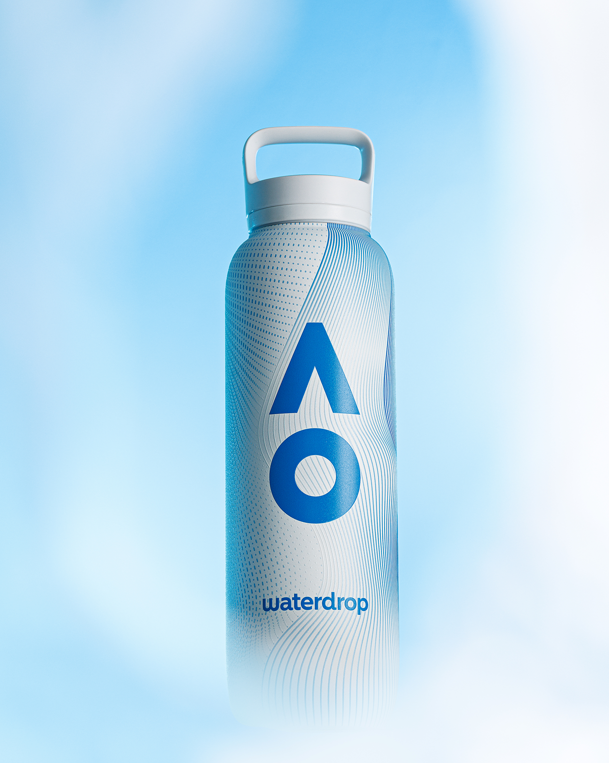 Botella de agua azul reutilizable con un gran logotipo geométrico blanco en el frente, sobre un fondo azul brumoso.