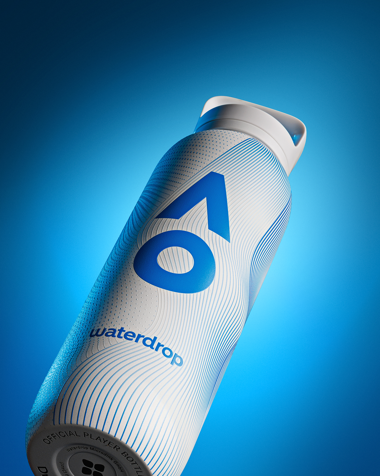 Botella de agua deportiva blanca y azul con asa, colocada en ángulo sobre un fondo azul.