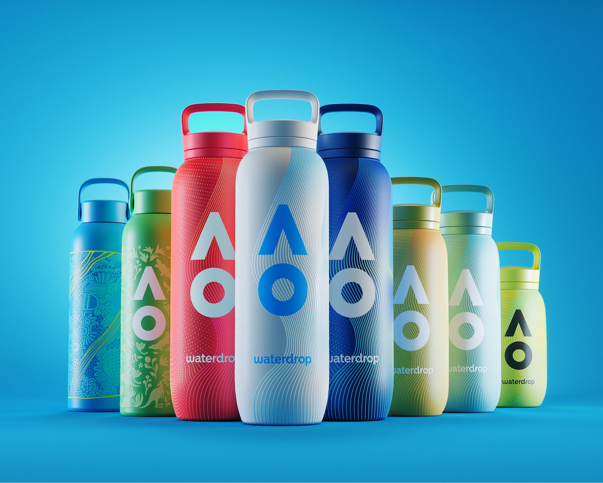 Fila de botellas reutilizables coloridas con asas, sobre un fondo azul.