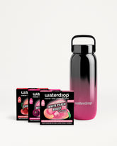Botella reutilizable con gradiente negro a rosa y varios sobres de sabor.