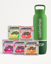 Cajas surtidas de sabores Waterdrop Recharge junto a una botella reutilizable verde.