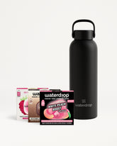 Botella de agua negra mate con asa junto a sobres de sabores Waterdrop variados.