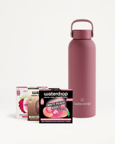 Botella de agua aislada rosa mate con asa, acompañada de varias cajas de sobres de sabor al frente.