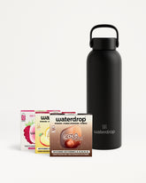 Botella negra aislante con asa junto a un conjunto de cajas de sabores para gotas.