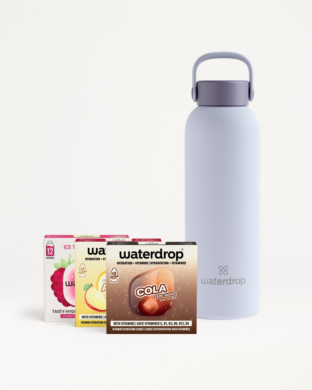 Cajas de jugo variadas junto a una botella reutilizable azul claro.