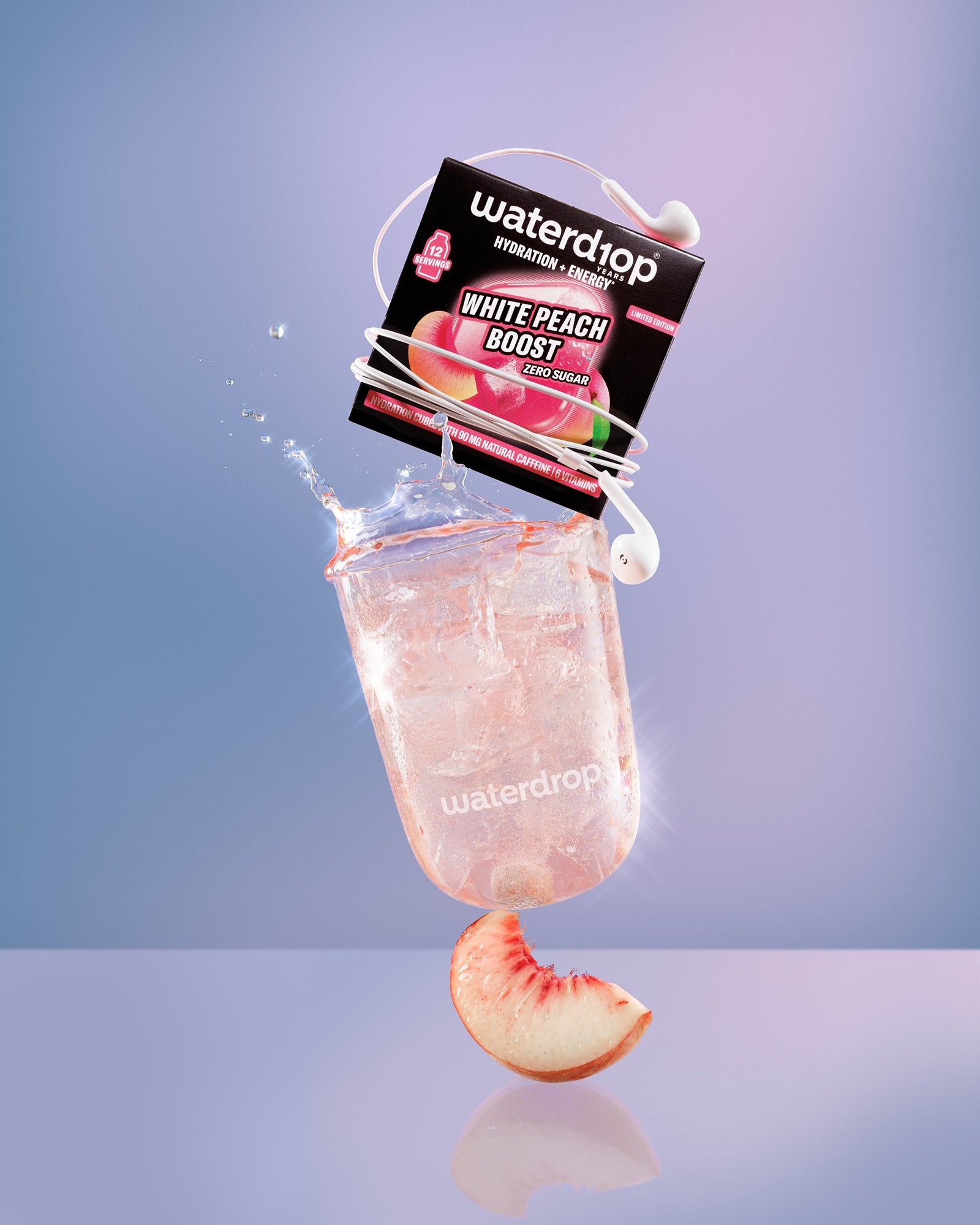 Paleta helada con sabor a durazno suspendida sobre una superficie reflectante, con una rodaja de durazno debajo.