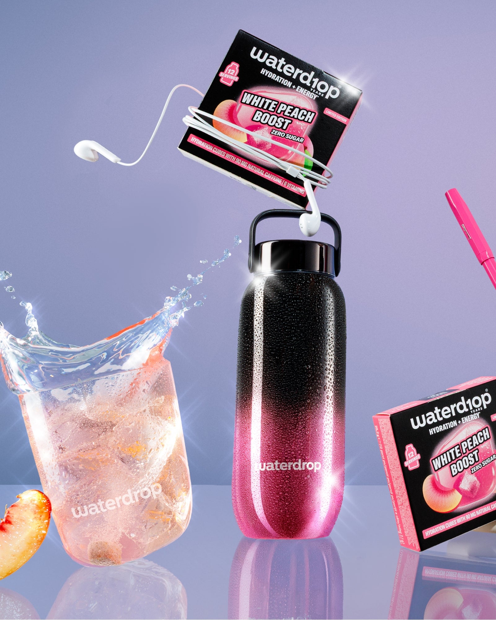 Botella reutilizable con degradado rosa a negro y asa, paquetes de sabor conectados, vaso con hielo y rodaja de durazno, y un sorbete rosa.