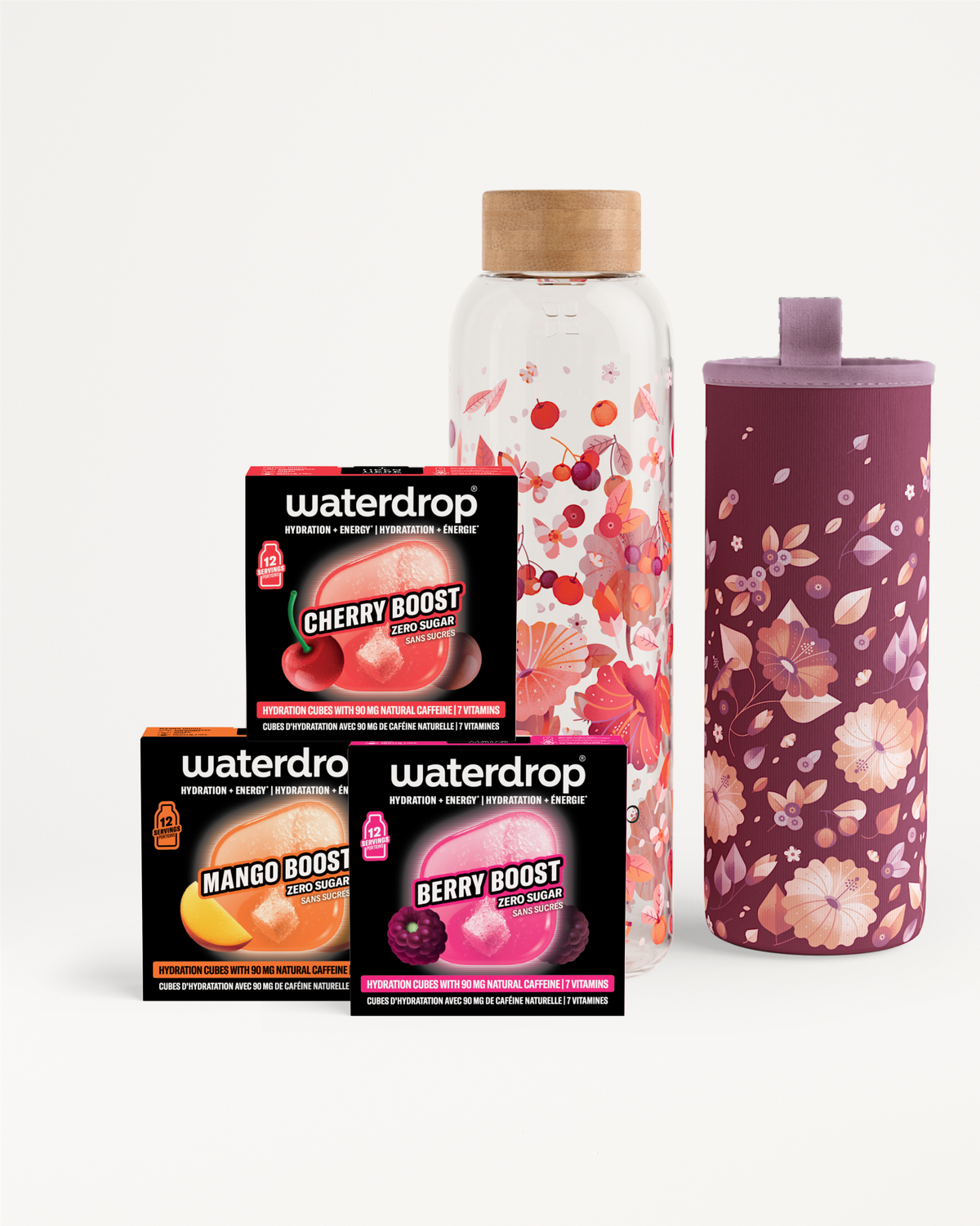 Conjunto de sobres potenciadores de sabor y botellas junto a un vaso con diseño floral.