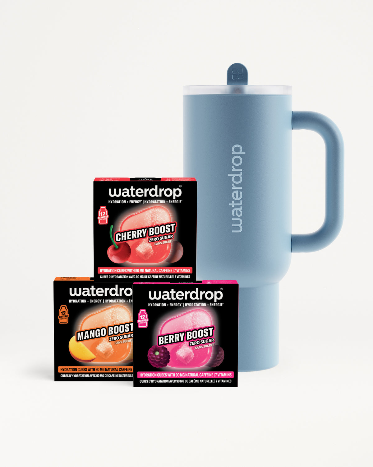 Taza azul aislante con tapa y asa junto a tres pequeñas cajas negras con imágenes de frutas coloridas.