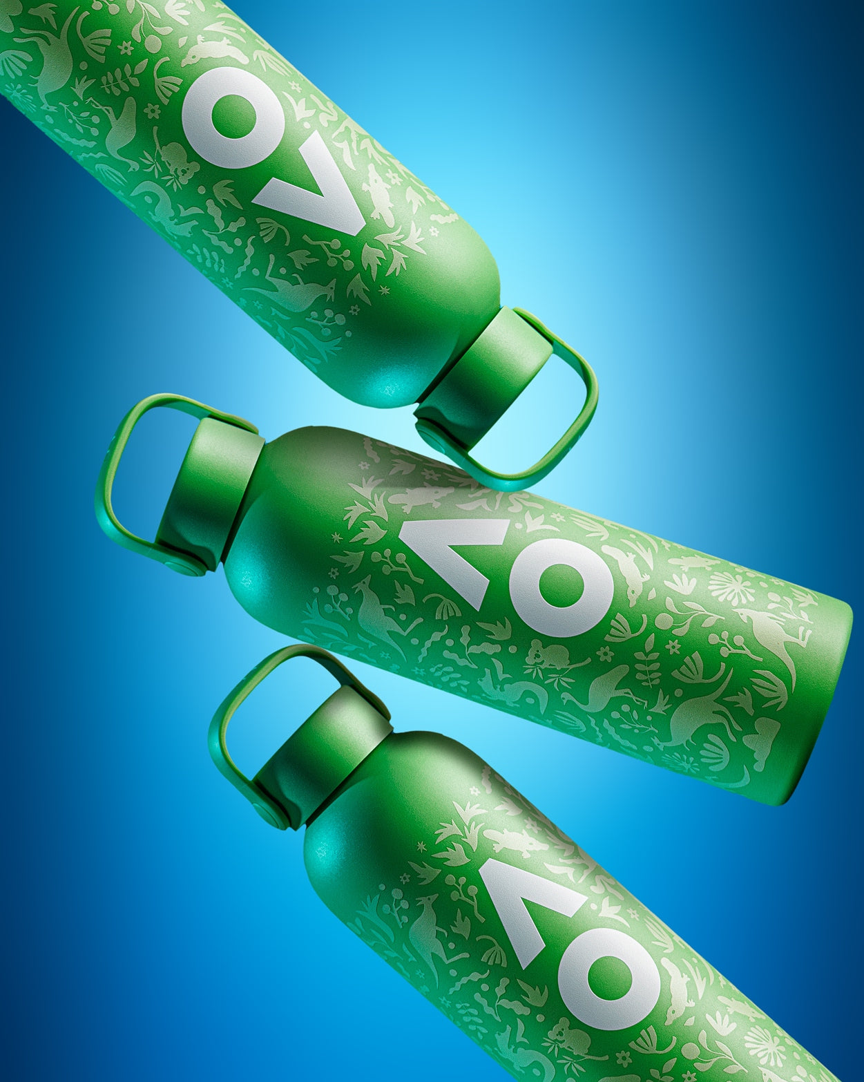 Tres botellas de agua reutilizables verdes con patrones y tapas roscadas sobre un fondo azul degradado.