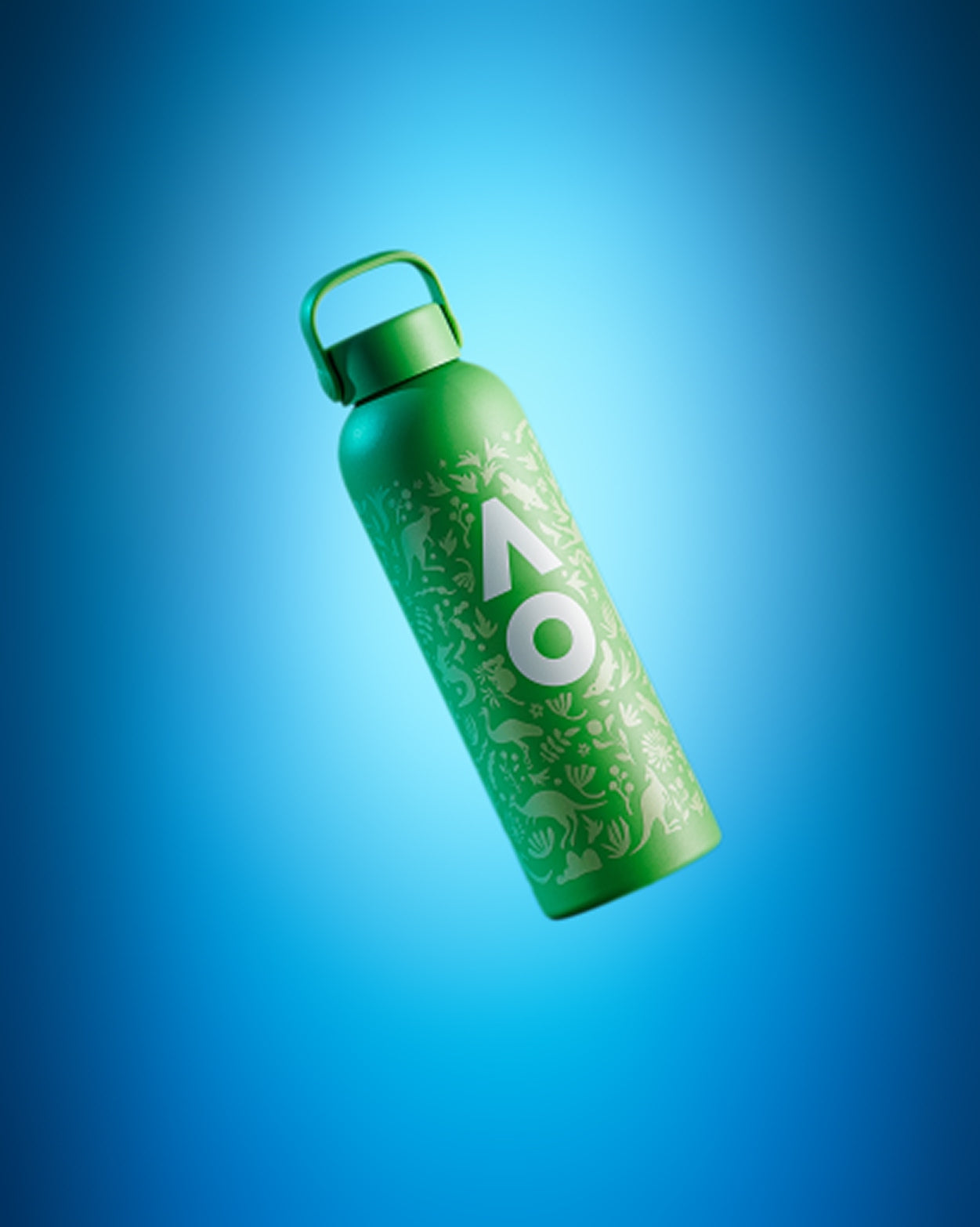 Botella de agua reutilizable verde con diseño blanco estampado sobre fondo azul degradado.