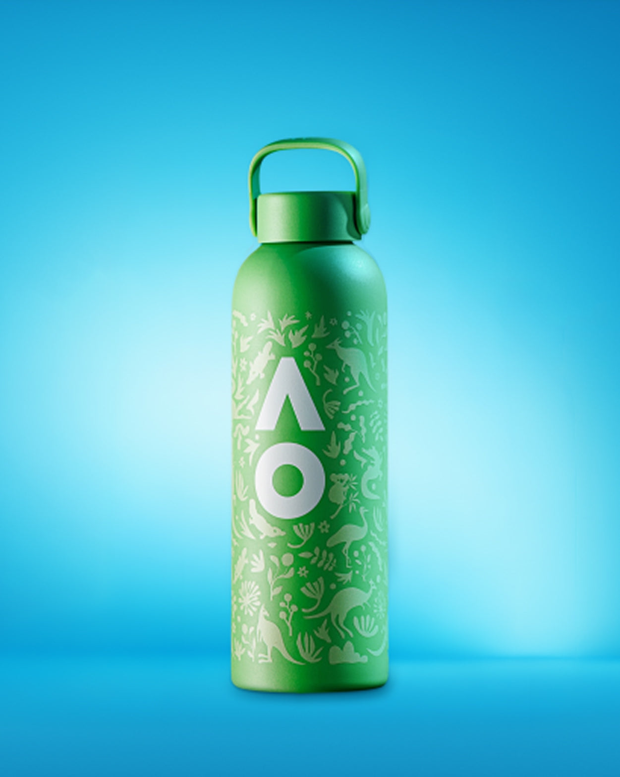 Botella de agua reutilizable verde con un patrón de hojas y tapa con asa sobre fondo azul degradado.