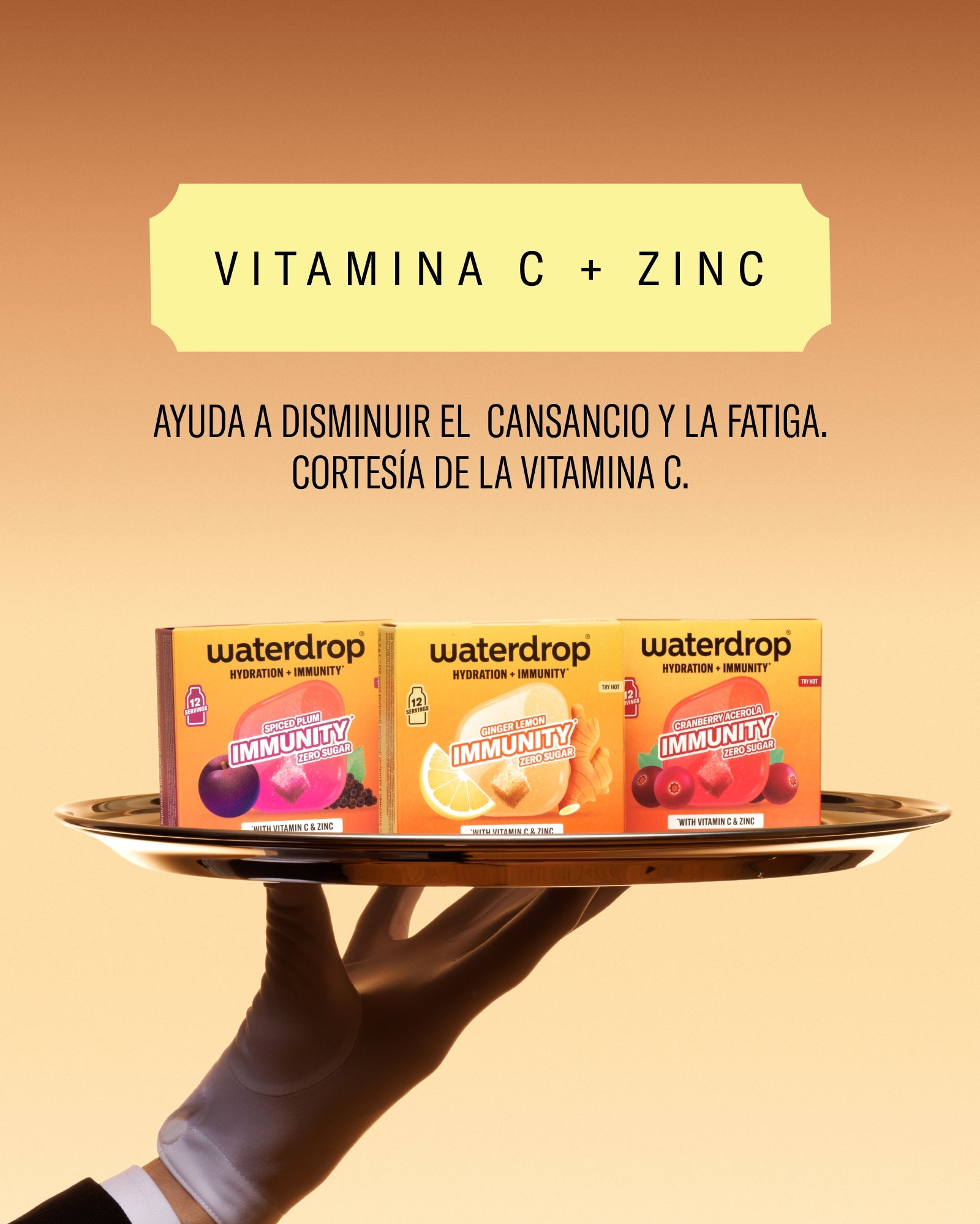 Bandeja con sobres de Waterdrop de vitamina C + zinc para la inmunidad sostenidos por una mano con guante.