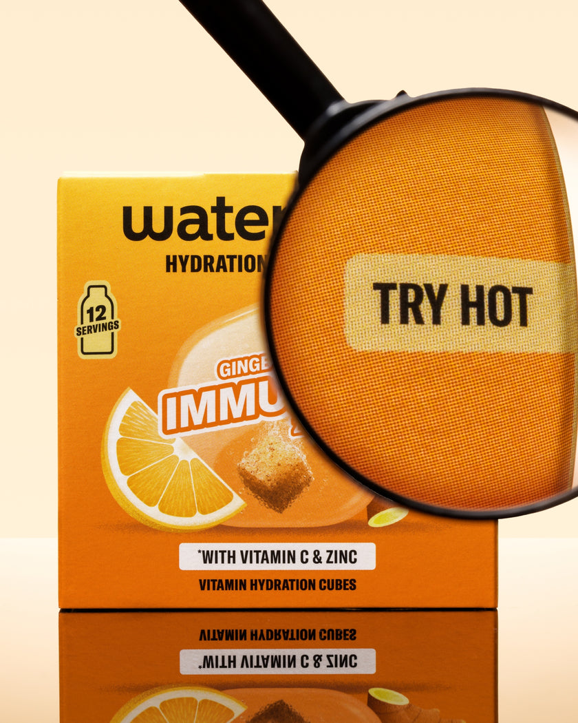 Caja naranja de cubos de hidratación con una lupa sobre un cubo naranja.