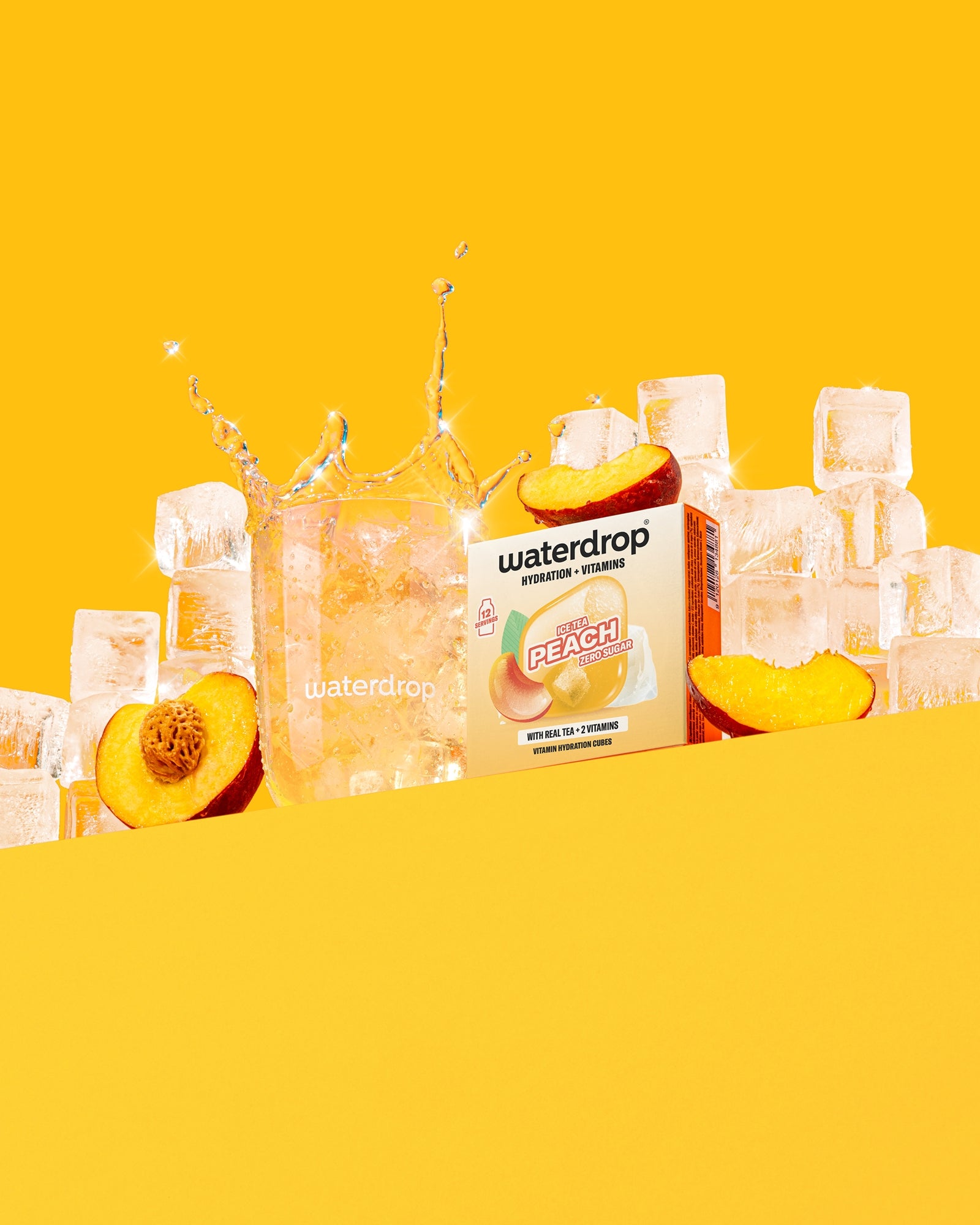 Caja de bebida sabor durazno rodeada de cubos de hielo y mitades de durazno sobre fondo amarillo.