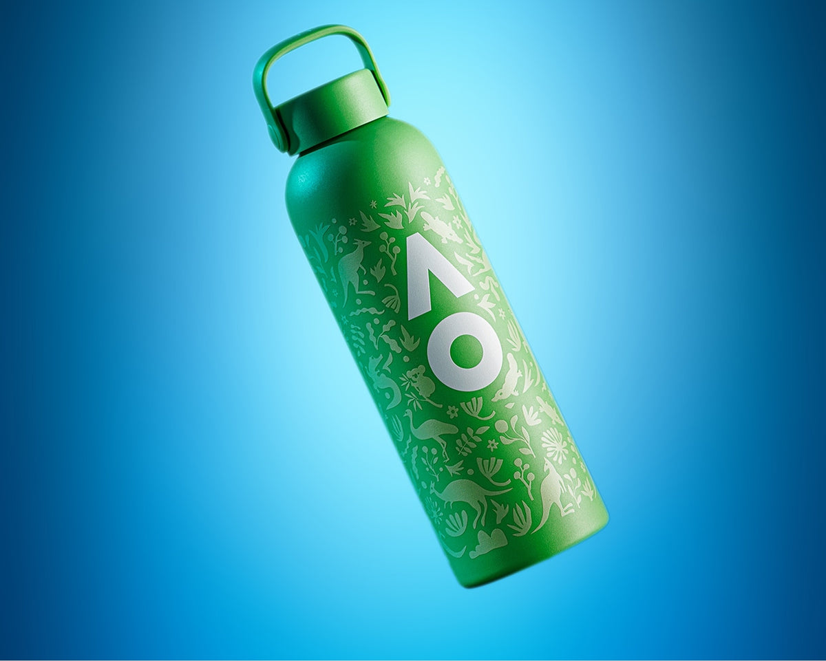 Botella de agua reutilizable verde con tapa con asa y patrones blancos decorativos sobre fondo azul.