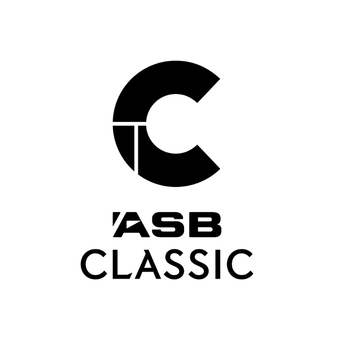 Logotipo con un emblema circular negro sobre una marca tipográfica.