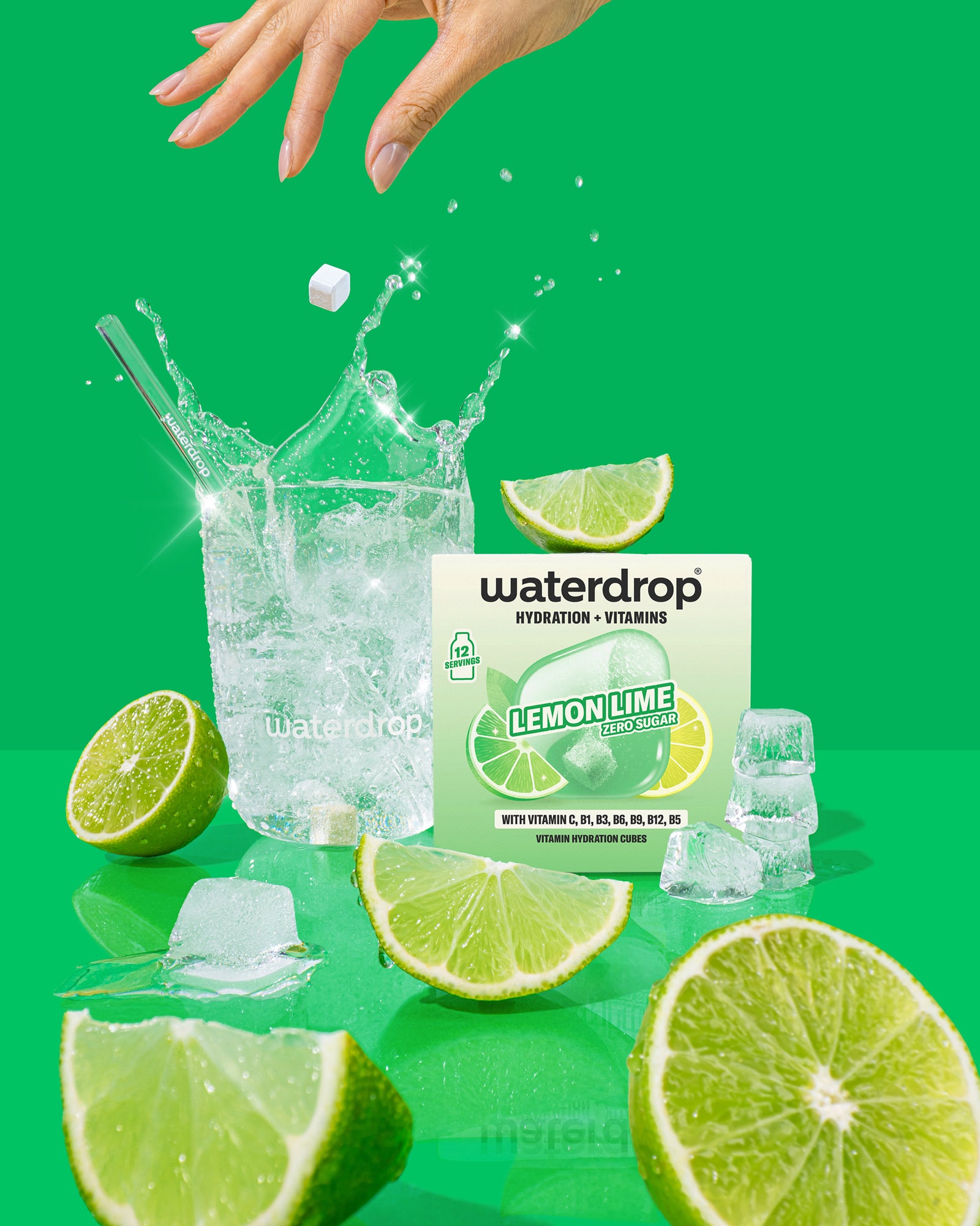 Empaque de sabor limón-lima Waterdrop con gajos de lima, cubos de hielo y una salpicadura de agua sobre un fondo verde brillante.
