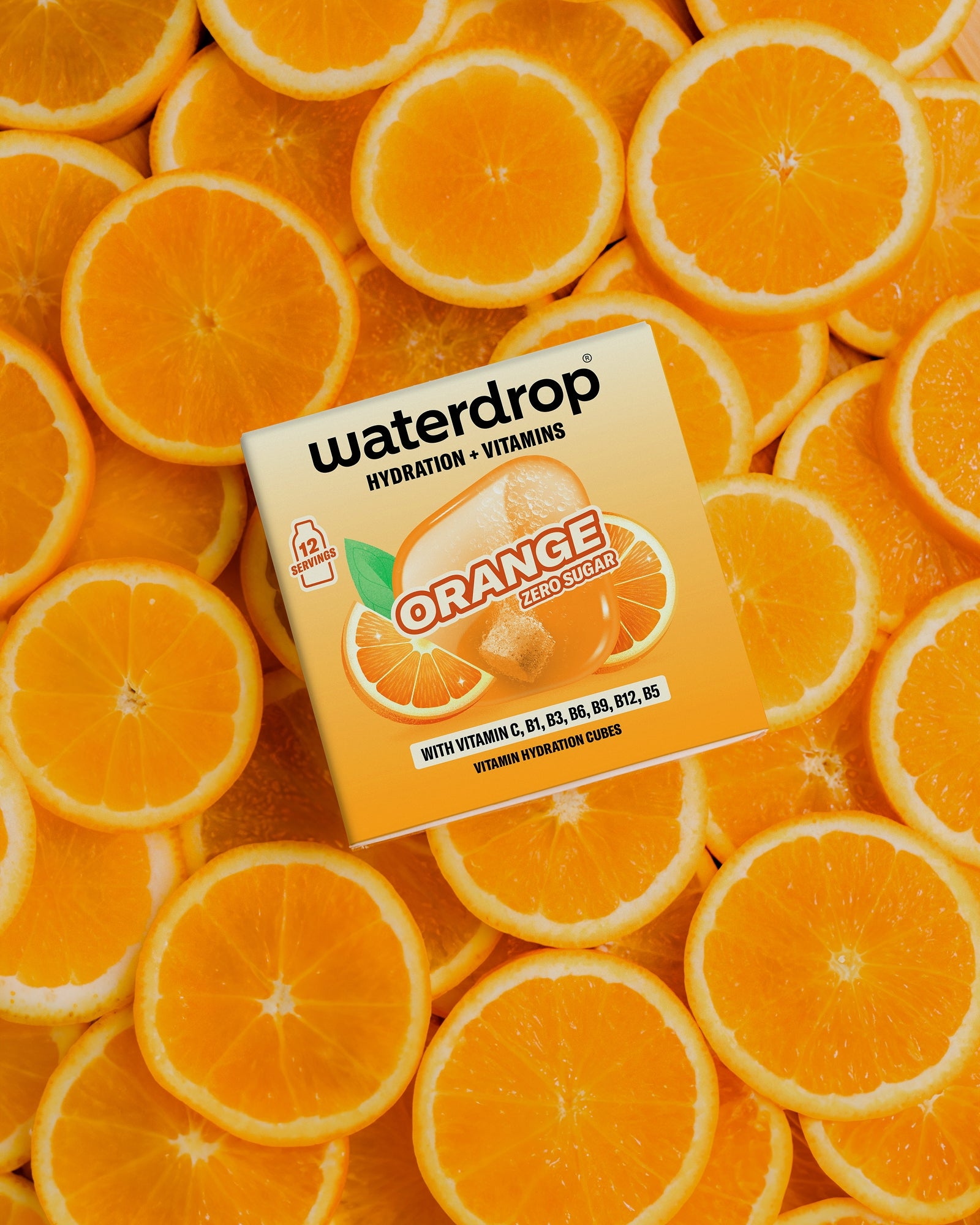 Superficie llena de mitades de naranja, con una pequeña caja blanca cuadrada en el centro.